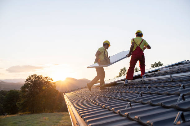 dos trabajadores de hegosun instalando panles solares en tejado