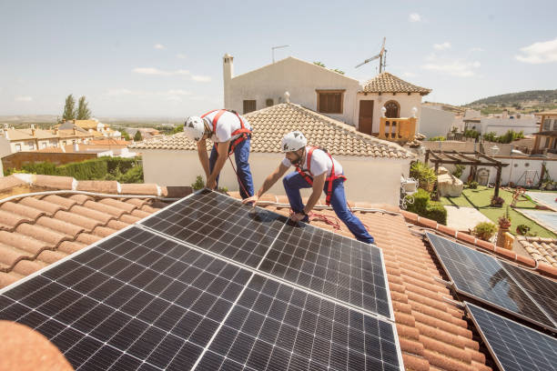 trabajadores de hegosun instalando placas soleares en una casa
 