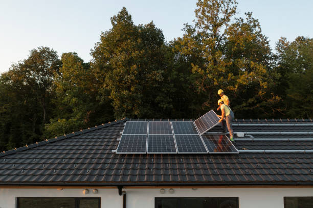 trabajador de hegosun instalando placas solares en un tejado